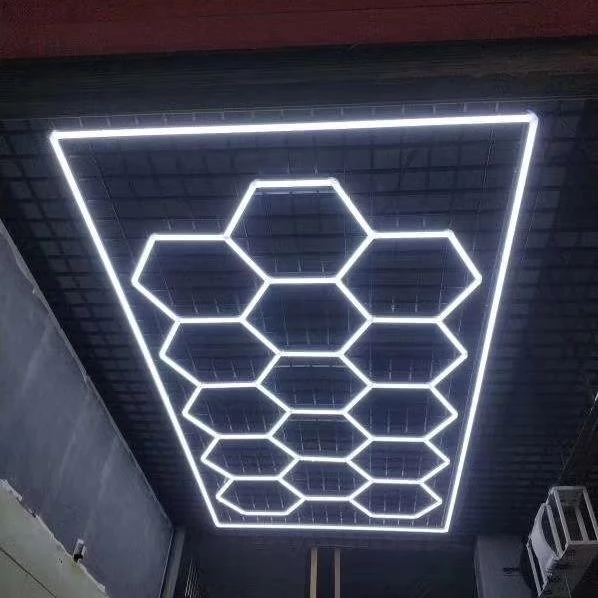 Lumière de garage en nid d'abeille Lumière LED hexagonale adaptée aux  besoins du client for l'atelier de placage de film sans poussière de  magasin de beauté de lavage de voiture Lumières d'atelier