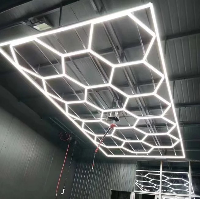 Sechseckige LED-Leuchte Waben-Deckenleuchte beleuchtung 2,4m x 4,8m 550W  6500K 230V Detailing Garage Barber - Discount AutoSport