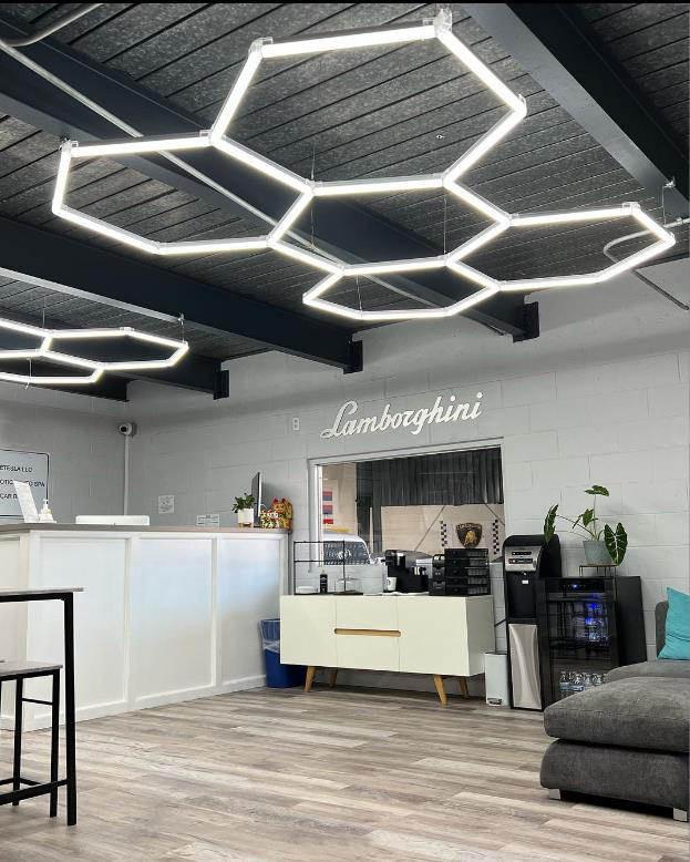 Lampe LED 1 hexagone plafond nid d'abeilles diamètre 1.2M led blanc 44W  6500k Detailing Garage Barber - Discount AutoSport