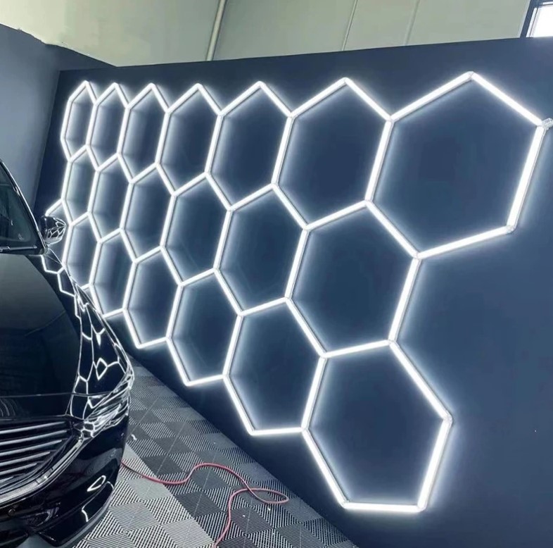 Lampe hexagonale de lumières de garage 110v-240v a mené l'éclairage de  plafond en nid d'abeille de tube pour l'atelier de LED de réparation de  carrosserie de voiture automatique
