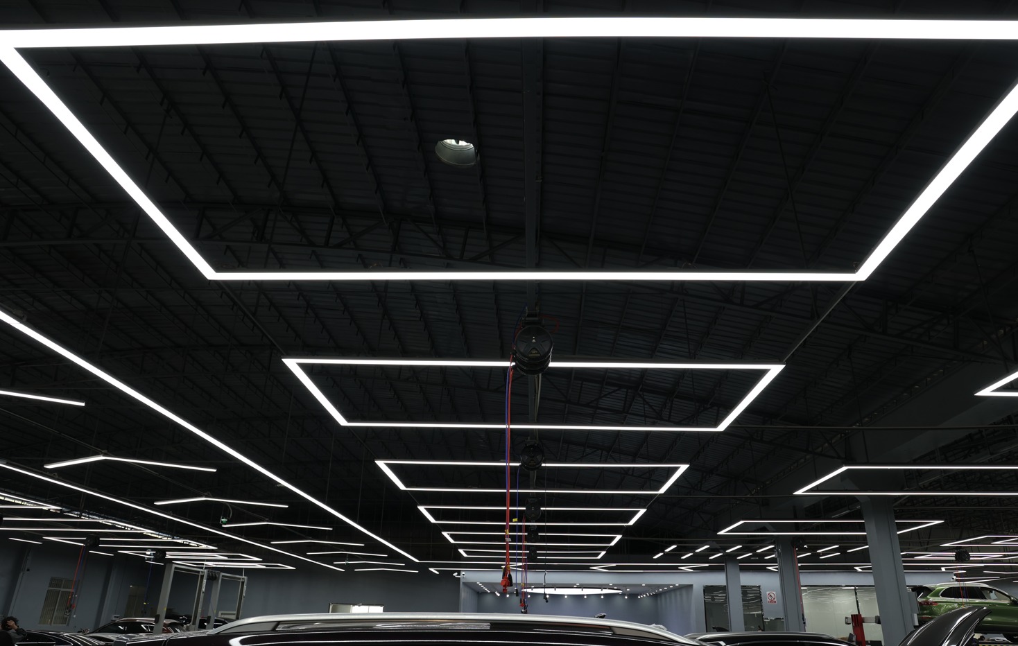 Lampe LED 4 hexagones + contour plafond nid d'abeilles 3.6M x 1.2M led blanc  230W 6500k Detailing Garage Barber - Discount AutoSport